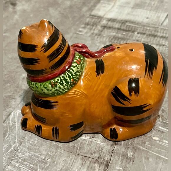 Sakura Christmas Cats Salt and Pepper Shakers Set Hand Painted Earthenware - Picture 3 of 10